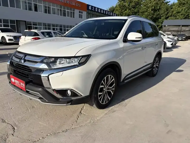 Mitsubishi Outlander, 2017 — фото 1