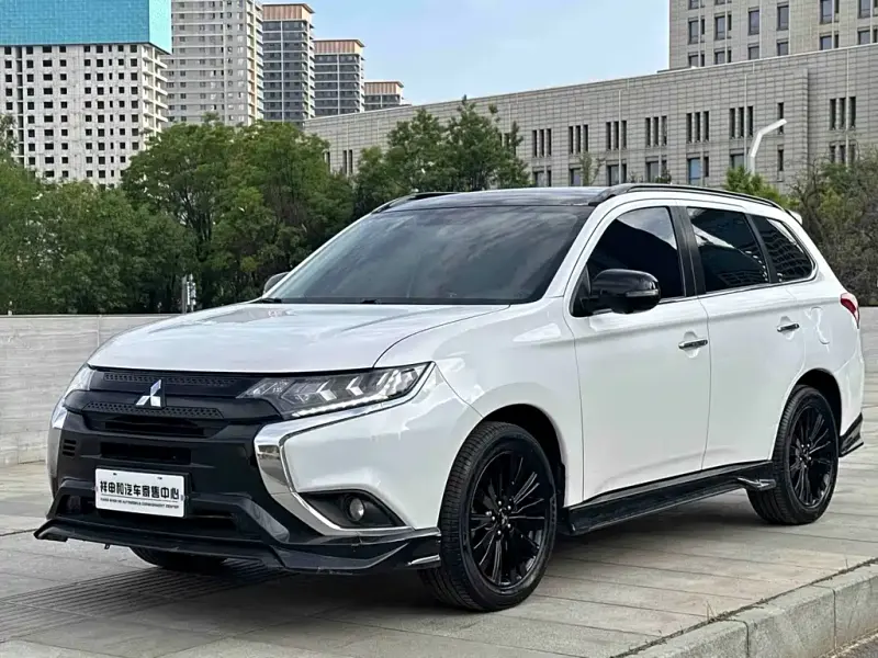 Mitsubishi Outlander, 2023 — фото 1