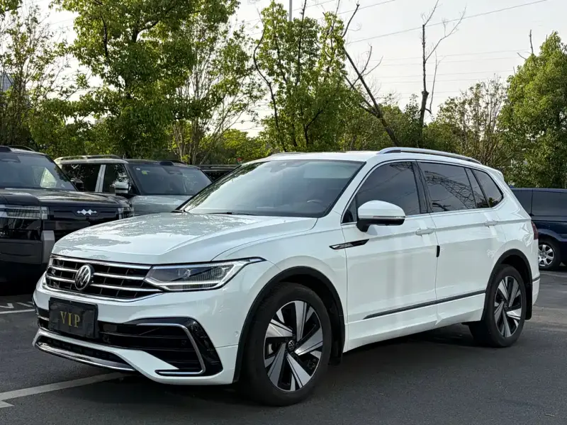 Volkswagen Tiguan L, 2023 — фото 1