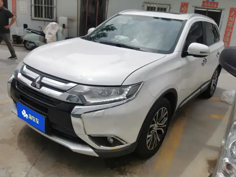 Mitsubishi Outlander, 2017 — фото 1