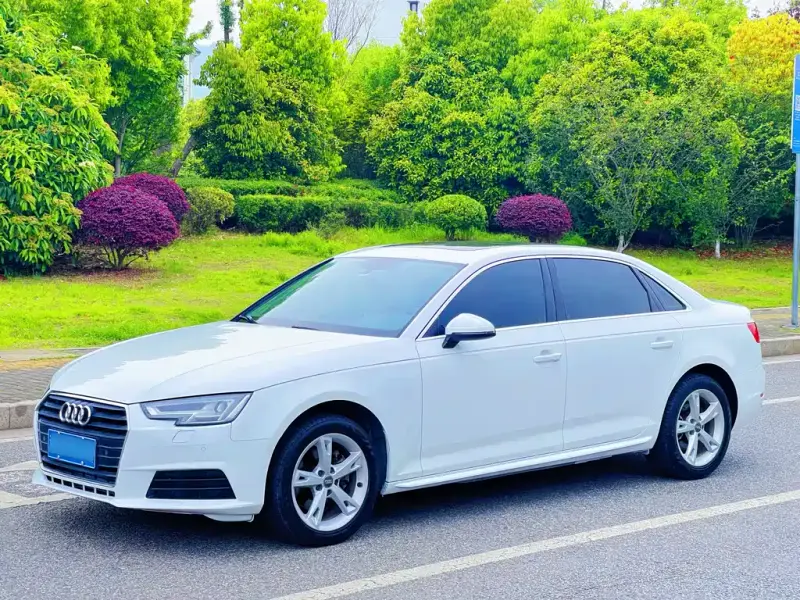 Audi A4L, 2017 — фото 1