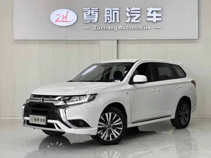 Mitsubishi Outlander, 2023 — фото 1