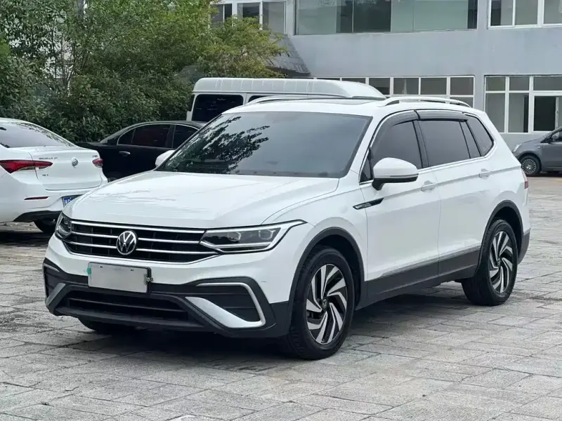 Volkswagen Tiguan L, 2023 — фото 1