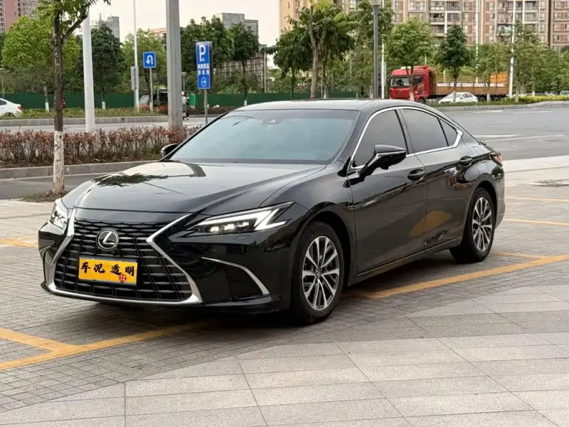 Lexus ES, 2025