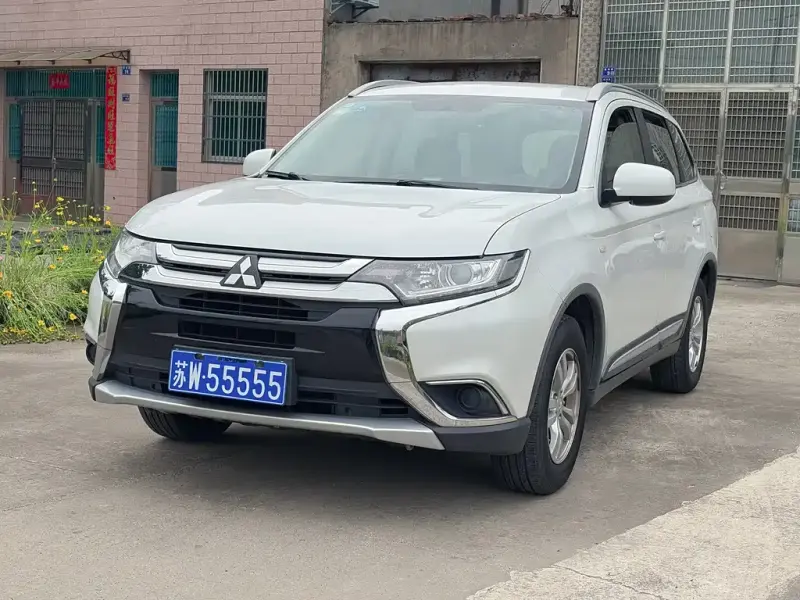 Mitsubishi Outlander, 2017 — фото 1