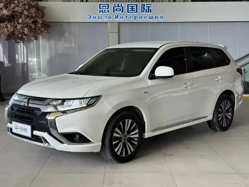 Mitsubishi Outlander, 2022 — фото 1