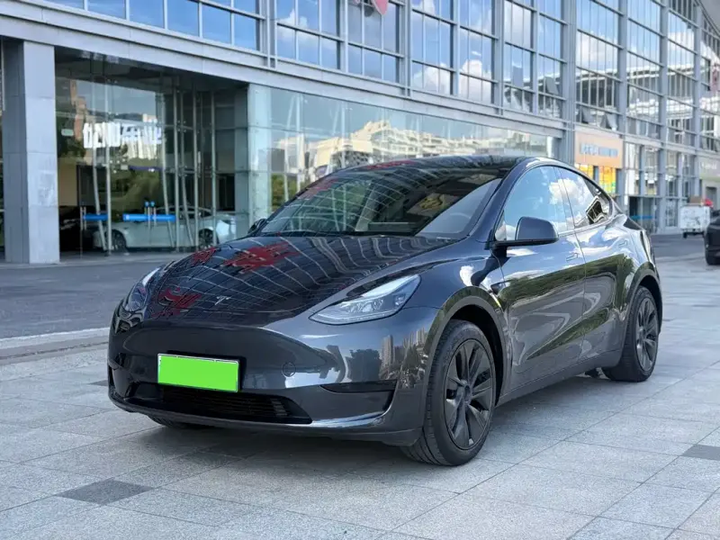 Tesla Model Y, 2024