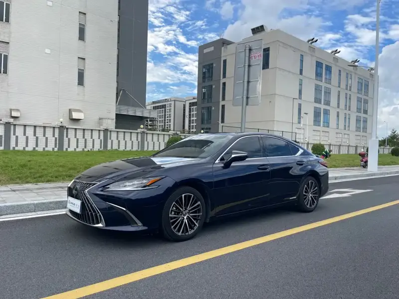 Lexus ES, 2022