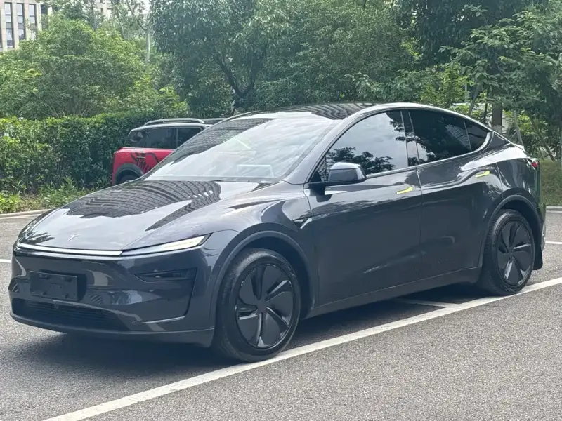 Tesla Model Y, 2025