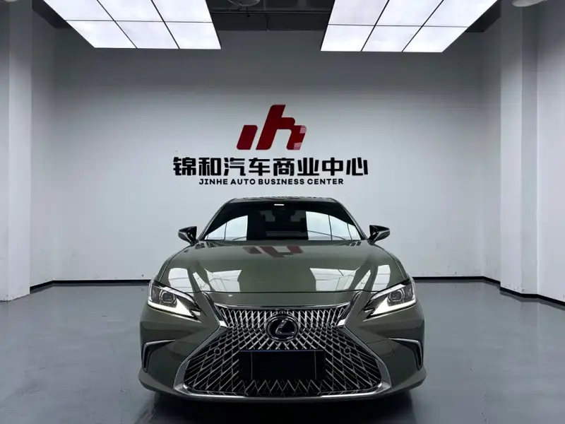 Lexus ES, 2022