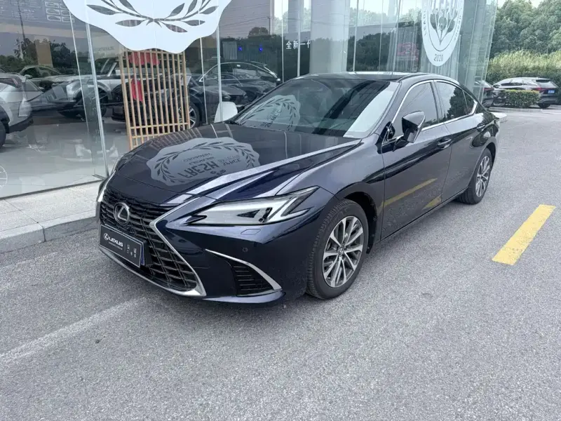 Lexus ES, 2025