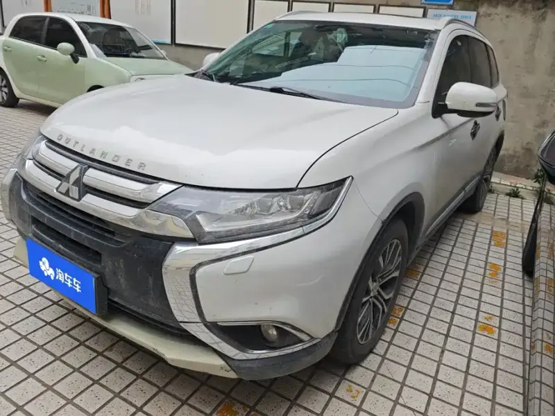 Mitsubishi Outlander, 2017 — фото 1