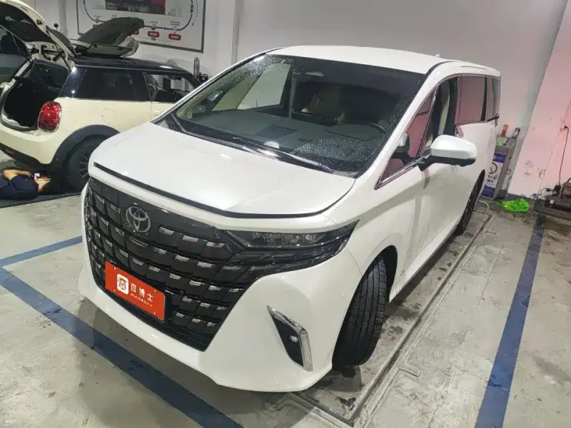Toyota Alphard, 2024