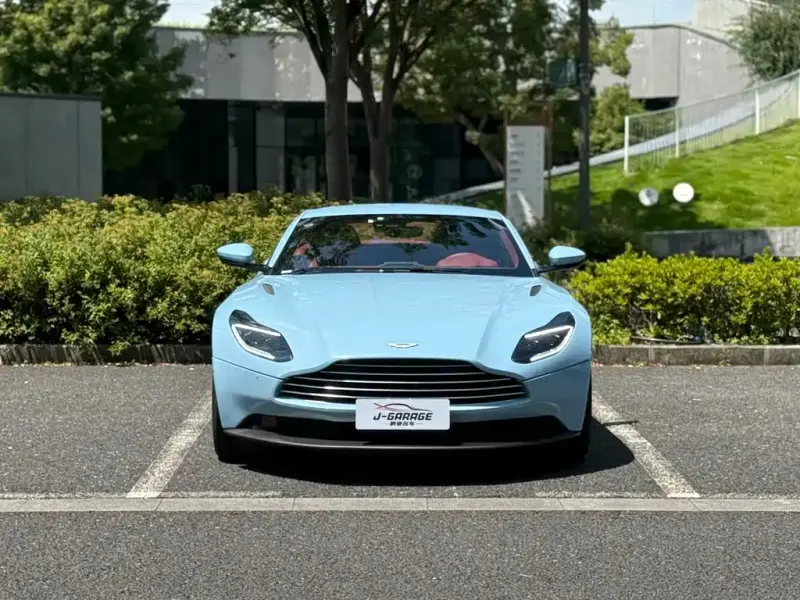 Aston Martin DB11, 2022