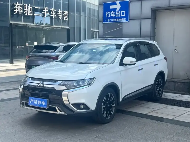 Mitsubishi Outlander, 2020 — фото 1