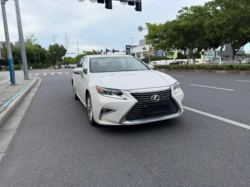 Lexus ES, 2015