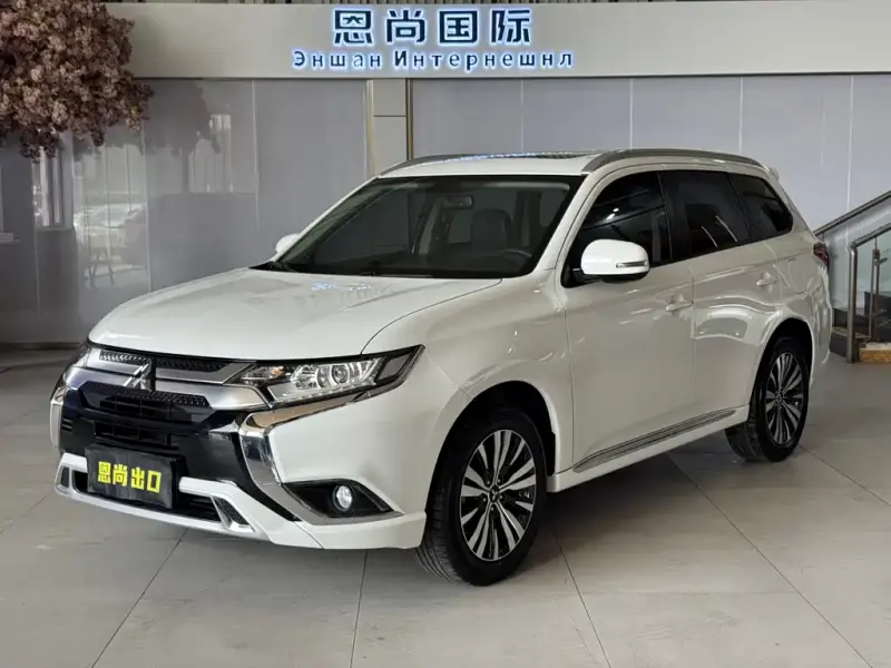 Mitsubishi Outlander, 2022 — фото 1