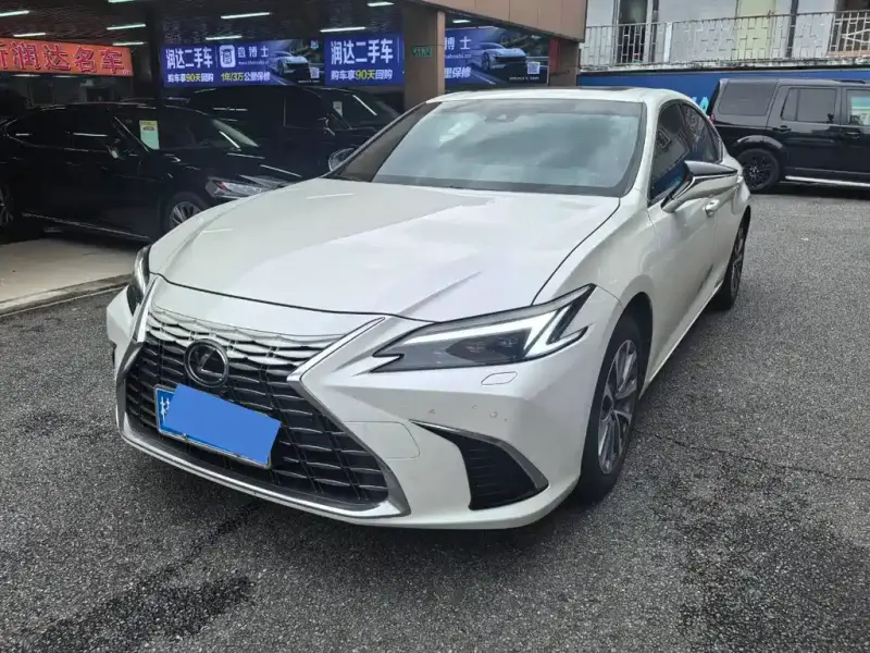 Lexus ES, 2025