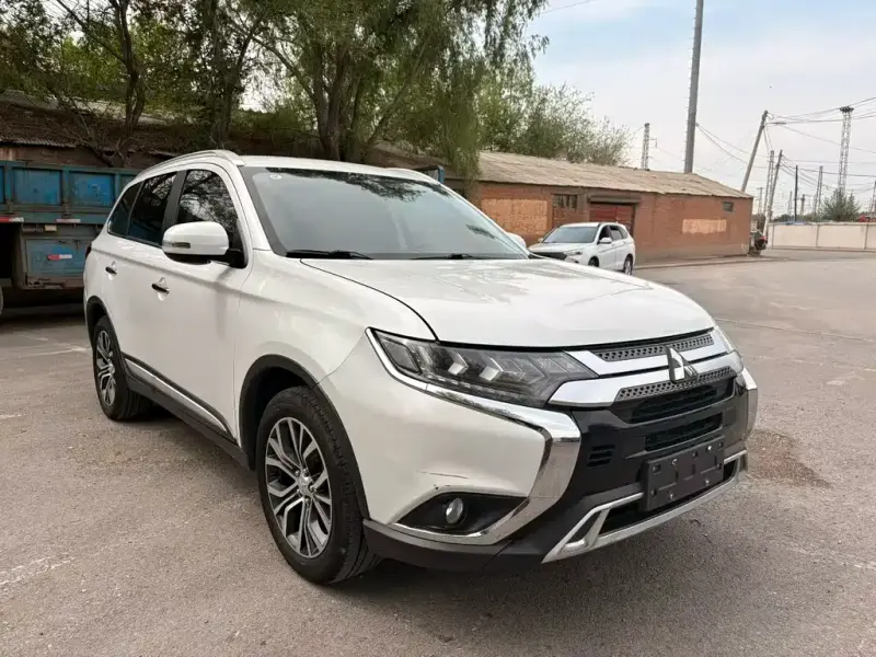 Mitsubishi Outlander, 2021 — фото 1