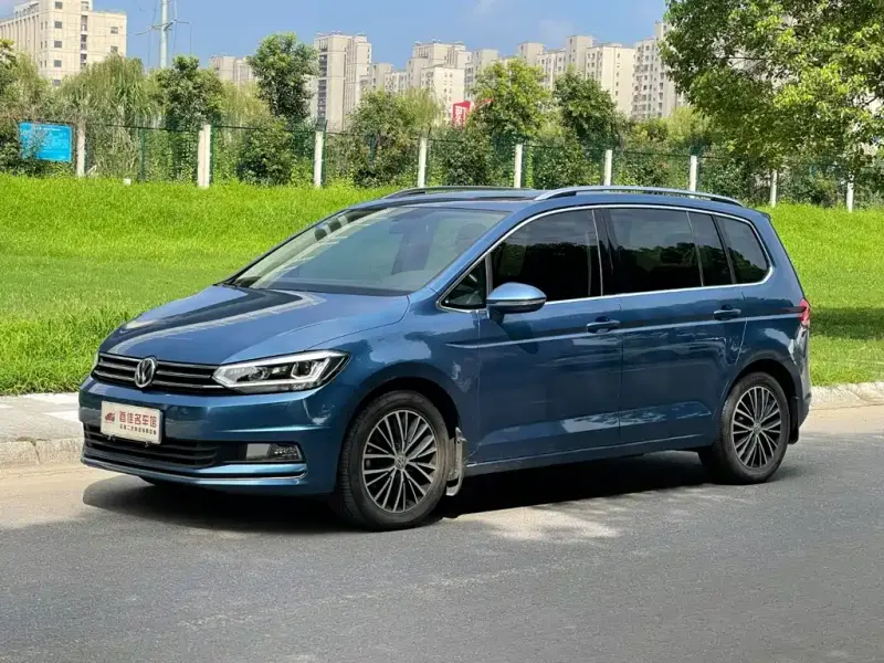 Volkswagen Touran, 2019 — фото 1