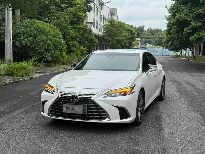 Lexus ES, 2025