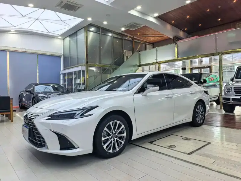 Lexus ES, 2025