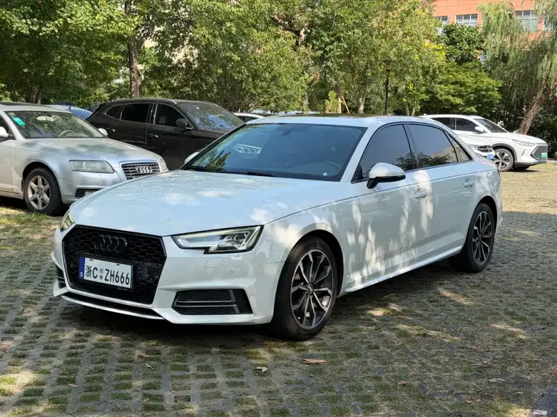 Audi A4L, 2018 — фото 1