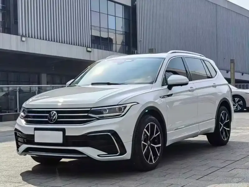 Volkswagen Tiguan L, 2023 — фото 1
