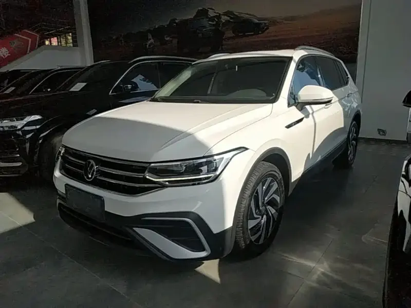 Volkswagen Tiguan L, 2023 — фото 1