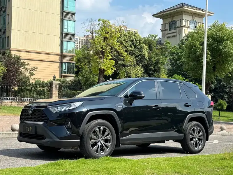 Toyota RAV4, 2023 — фото 1