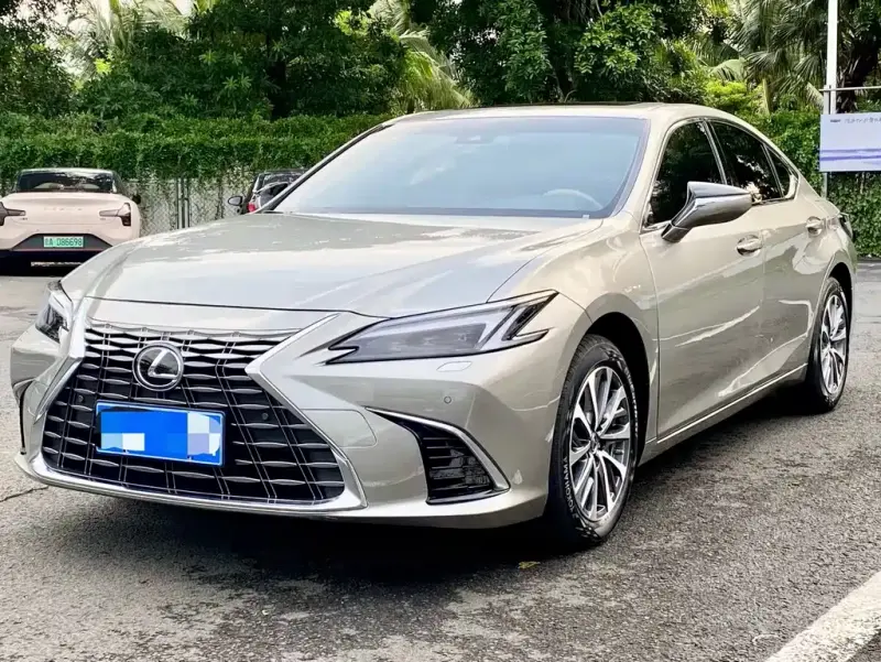Lexus ES, 2025