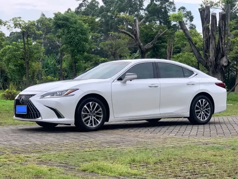 Lexus ES, 2022