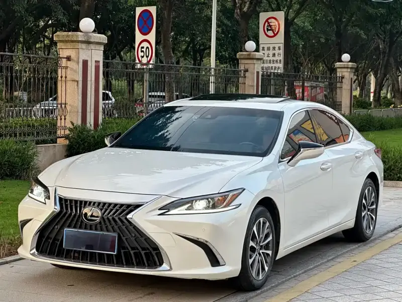 Lexus ES, 2022