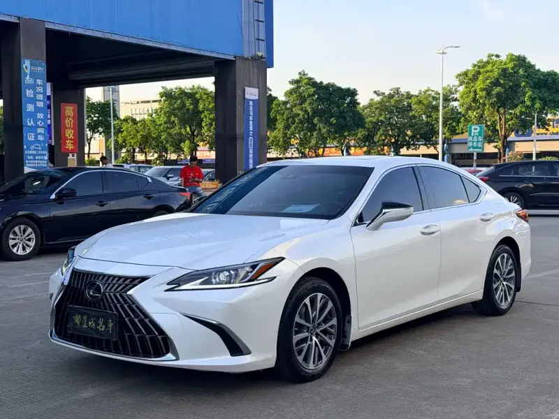 Lexus ES, 2022