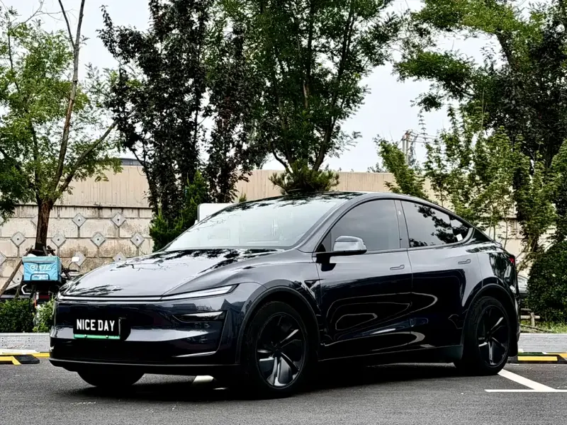 Tesla Model Y, 2025