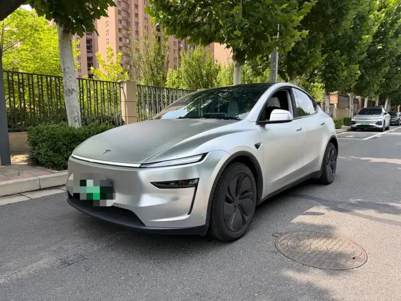 Tesla Model Y, 2025