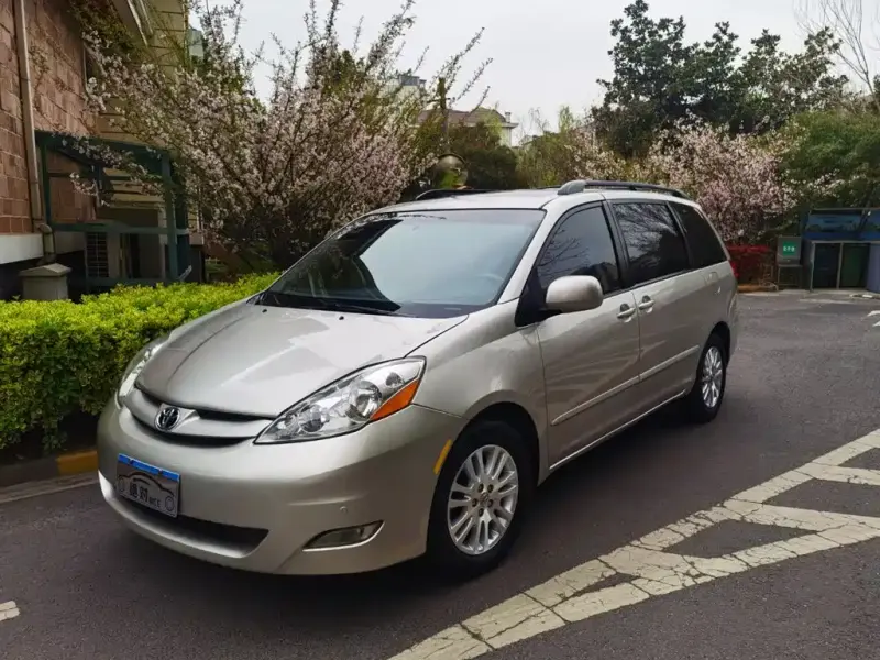 Toyota Sienna, 2010