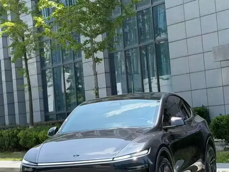 Tesla Model Y, 2025
