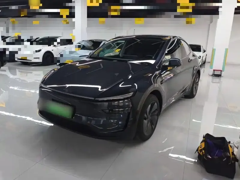 Tesla Model Y, 2025