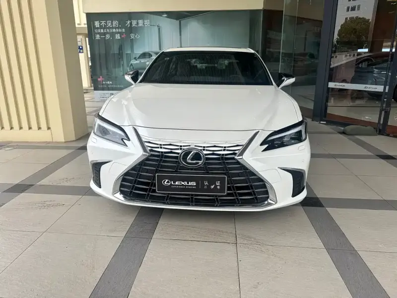 Lexus ES, 2025