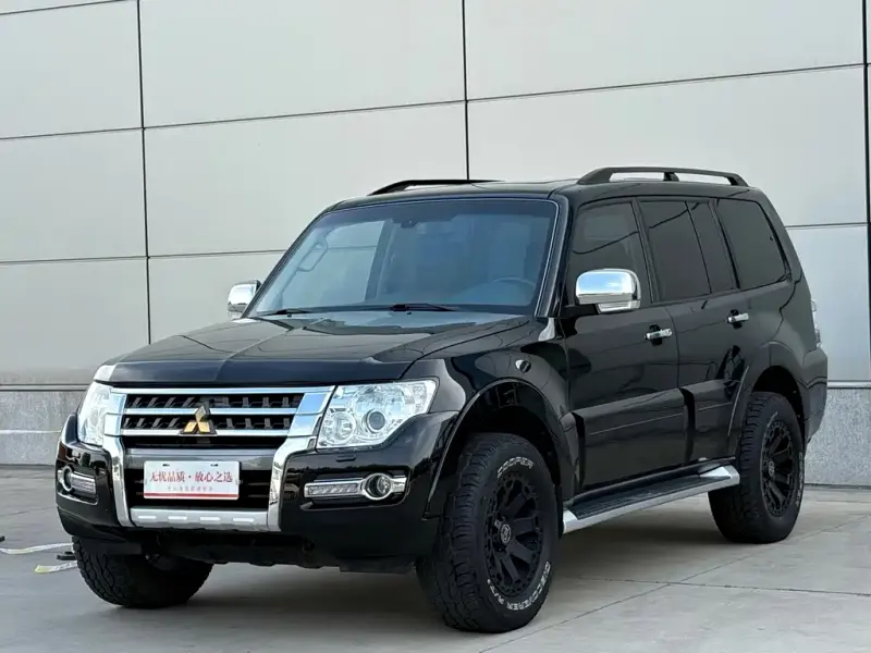 Mitsubishi Pajero (Import), 2015