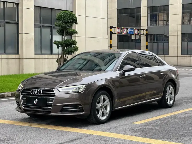 Audi A4L, 2018 — фото 1