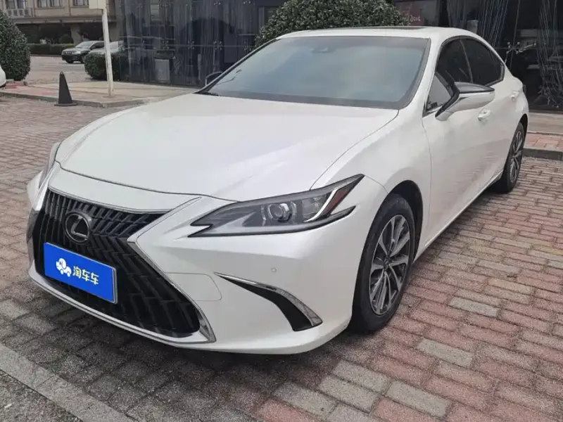 Lexus ES, 2022