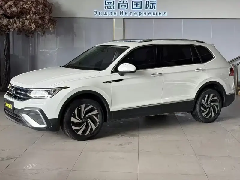 Volkswagen Tiguan L, 2022 — фото 1