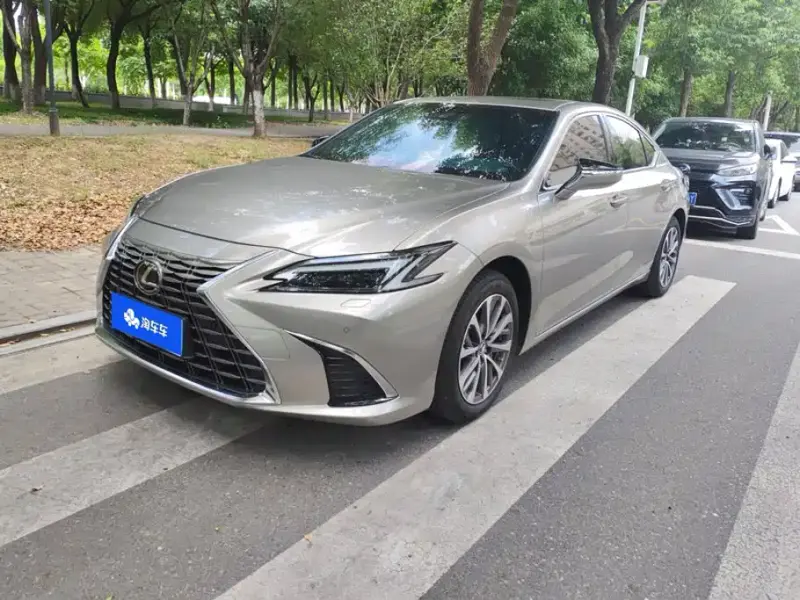 Lexus ES, 2025