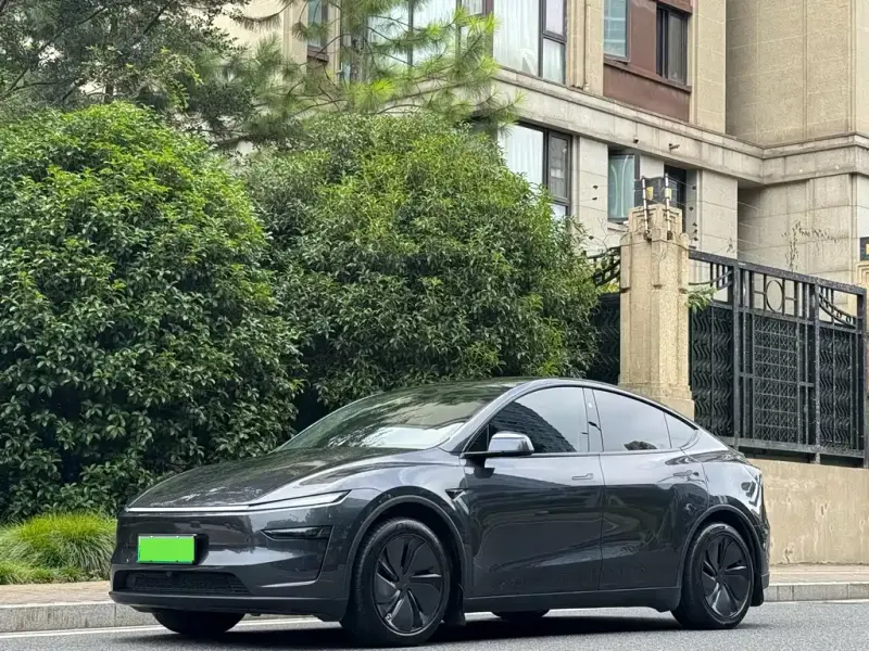 Tesla Model Y, 2025
