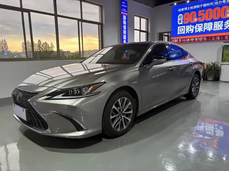 Lexus ES, 2022
