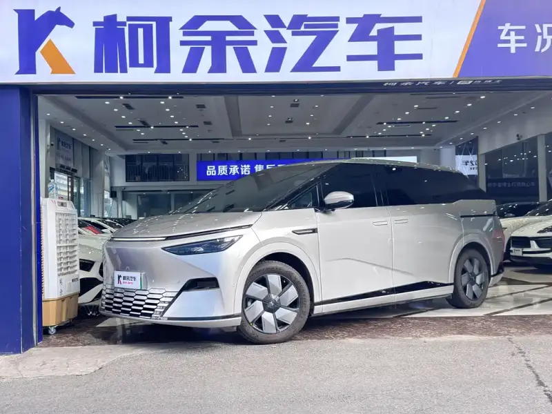 XPeng X9, 2024