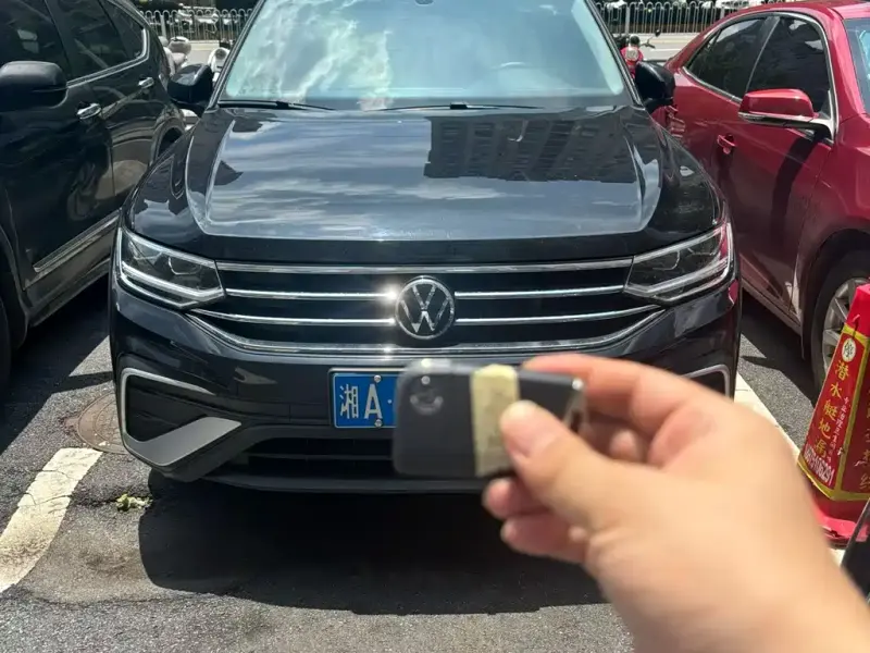 Volkswagen Tiguan L, 2023 — фото 1