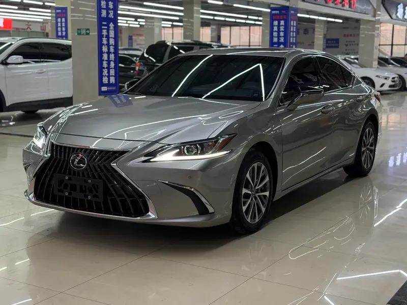 Lexus ES, 2022